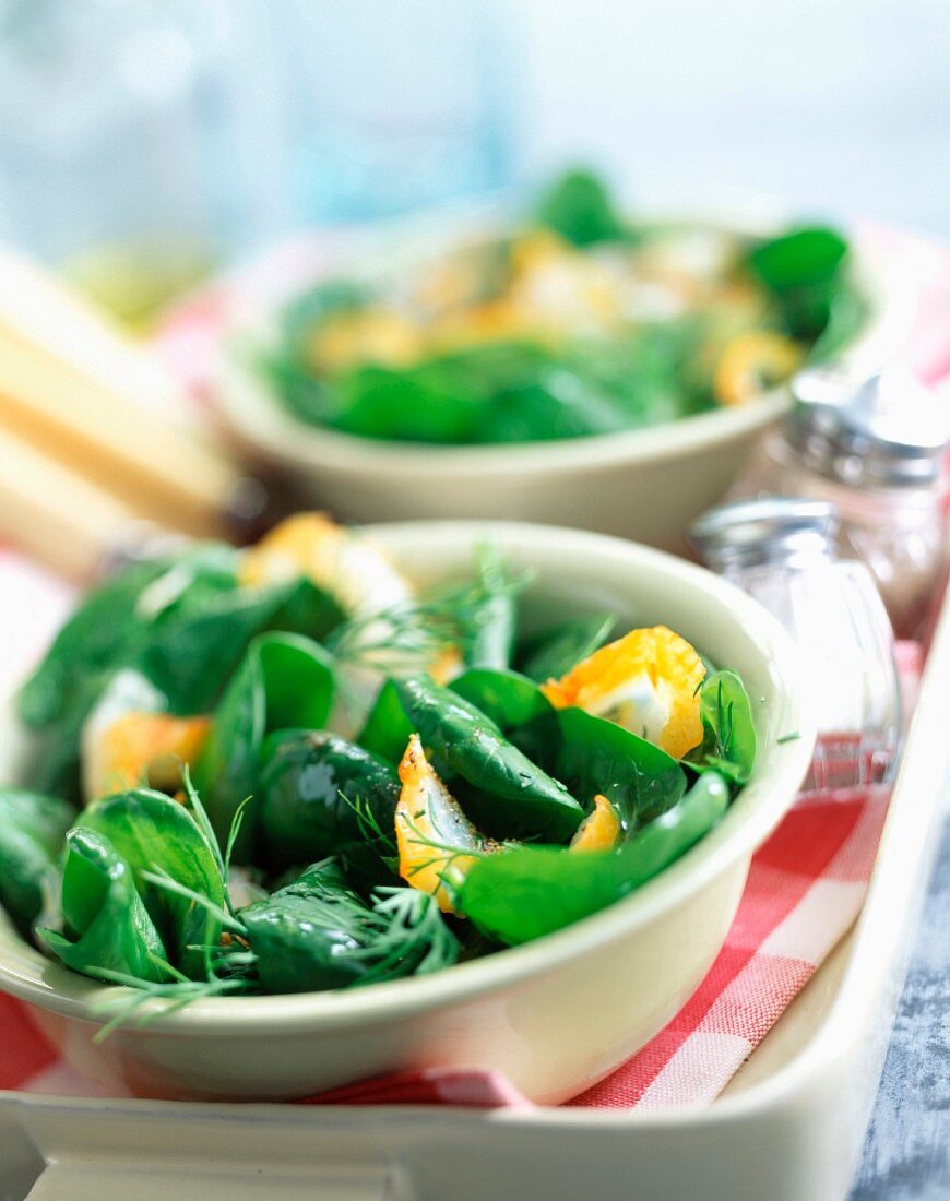 Salat mit jungem Spinat und Schellfisch