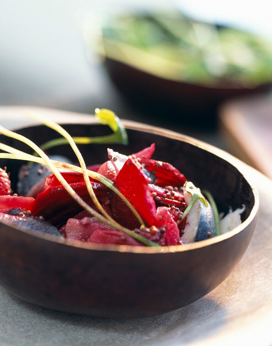 Rote-Bete-Salat mit Rollmops und violettem Senf