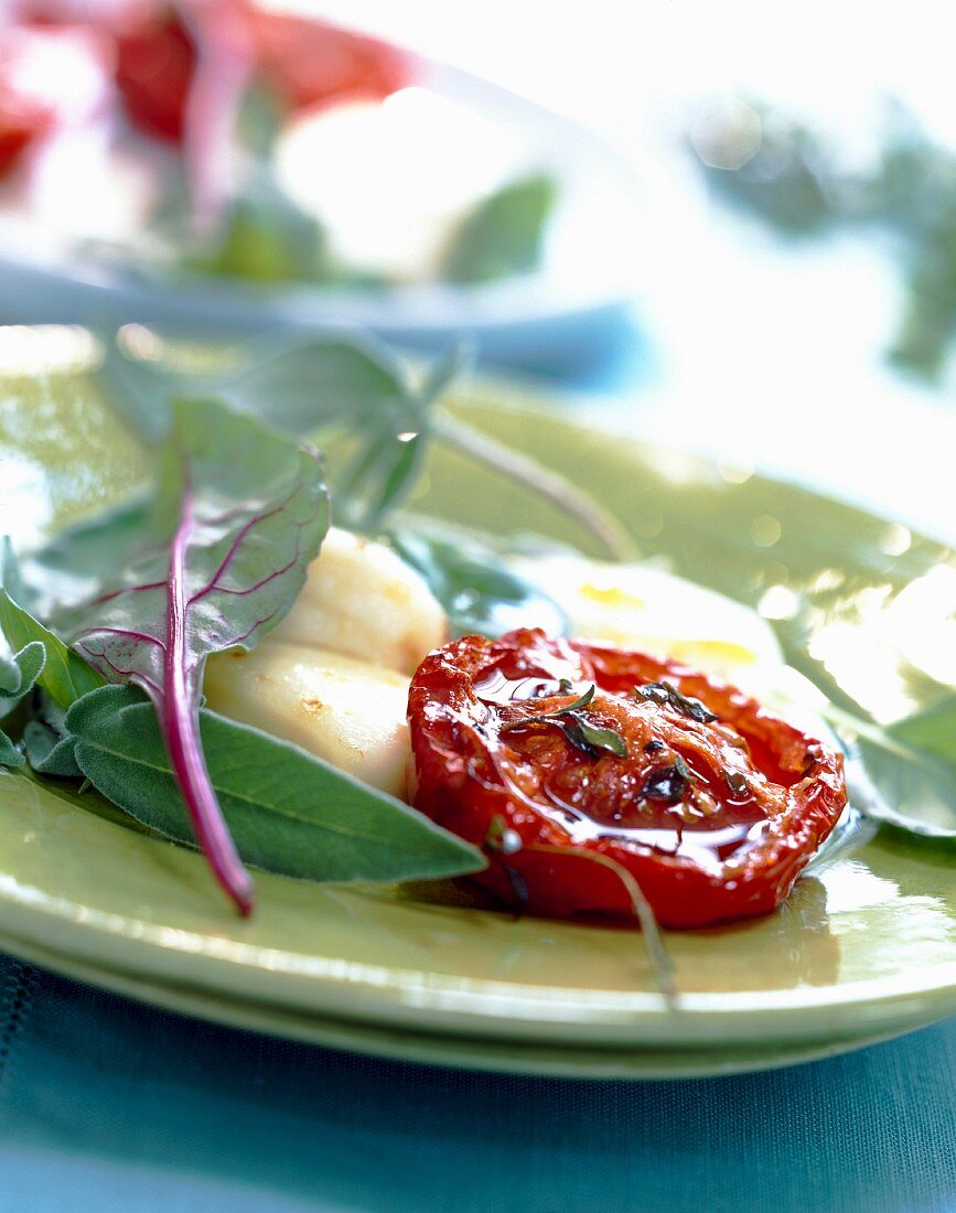 Eingelegte Tomaten mit geschmolzenem Mozzarella