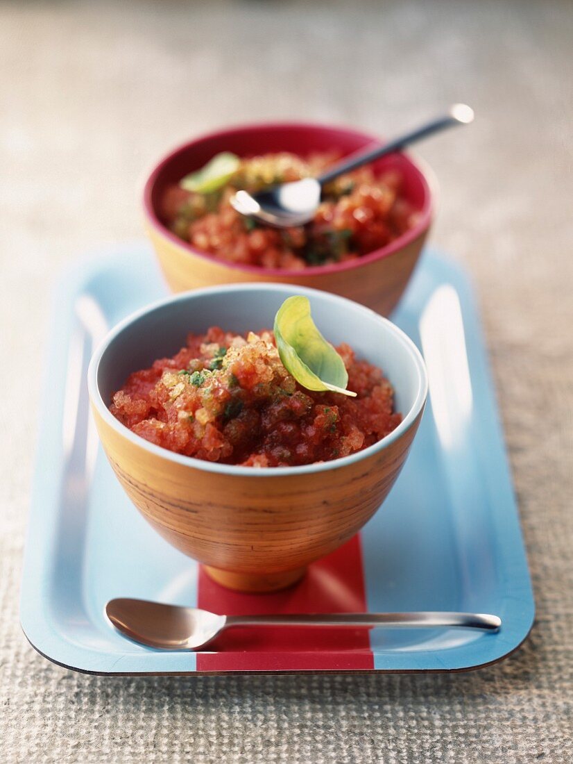 Tomaten-Granita mit Basilikum und Olivenöl