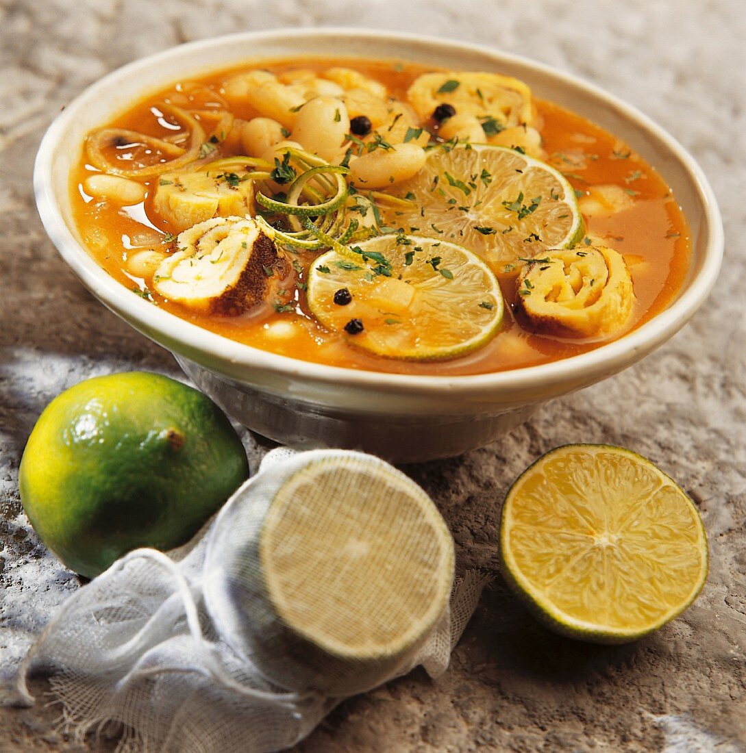 Frittatensuppe mit Limetten und weissen Bohnen