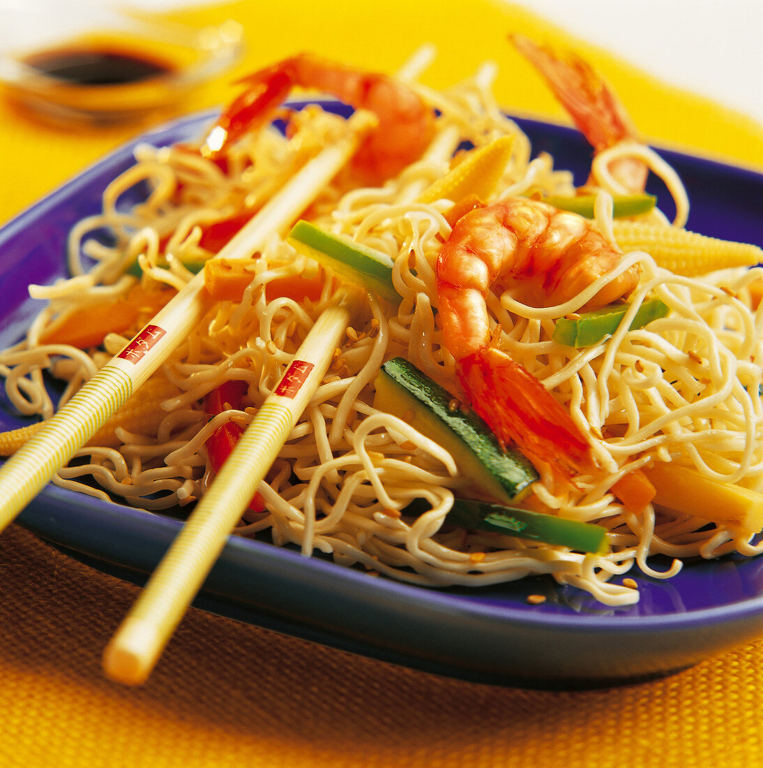 Chinesisches Nudelgericht aus dem Wok mit Garnelen und Gemüse