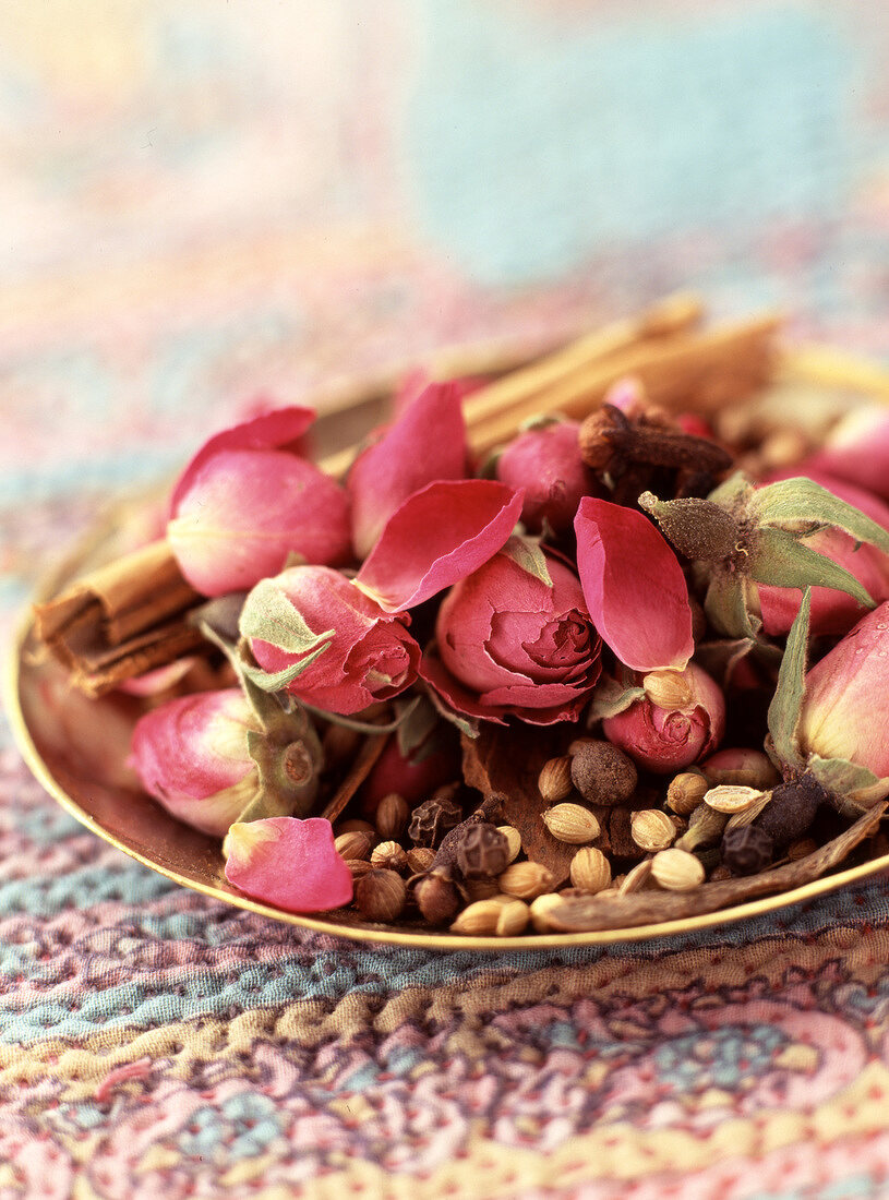 Orientalische Gewürze und getrocknete Rosenblüten in einer Schale