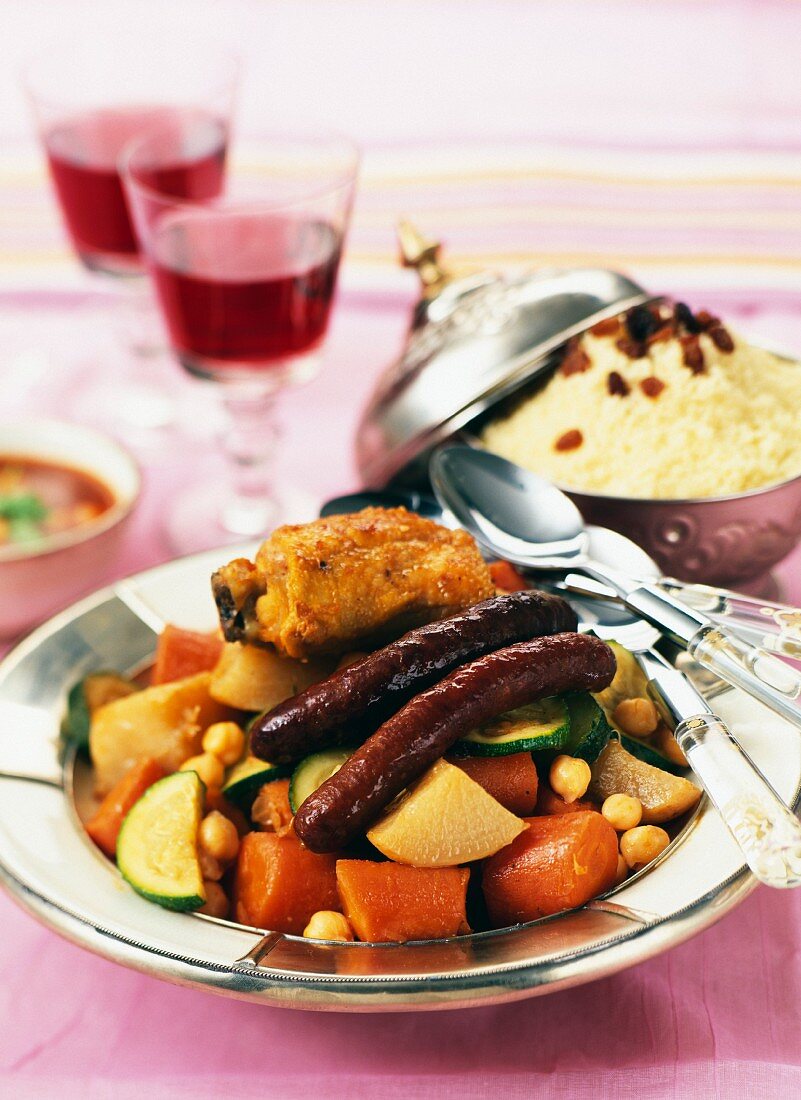 Couscous Royal (Couscous mit Fleisch, Würstchen und Gemüse)