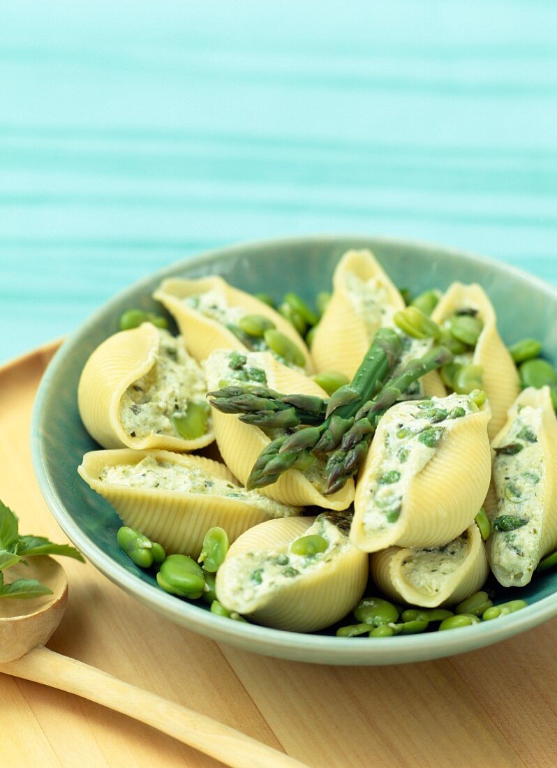 Conchiglie stuffed with ricotta, broad beans and green asparagus