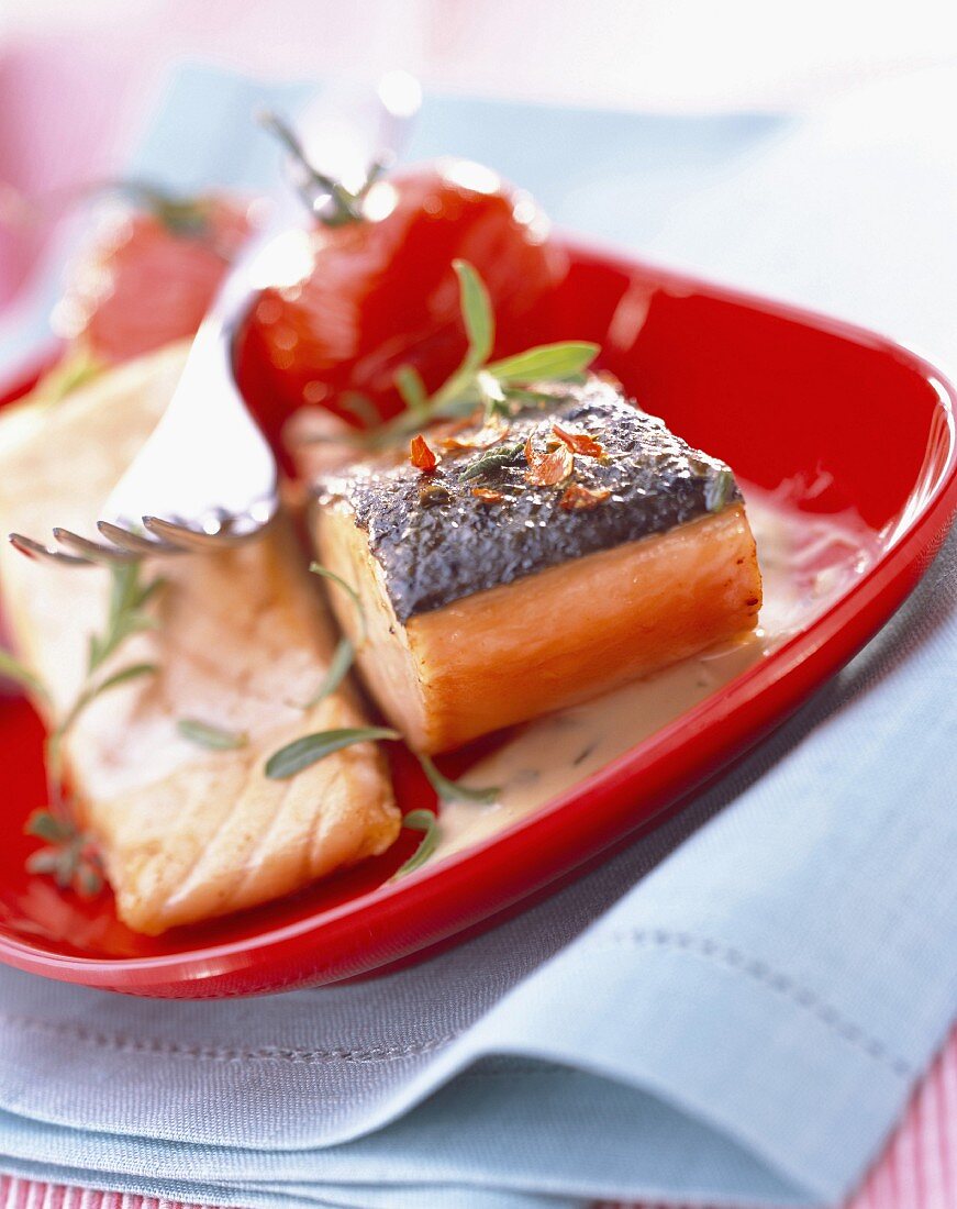 Einseitig gebratener Lachs mit eingelegten Tomaten