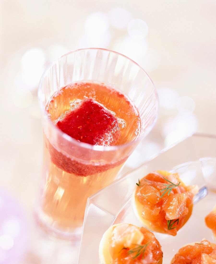 Champagner-Frucht-Cocktail und Räucherlachshäppchen