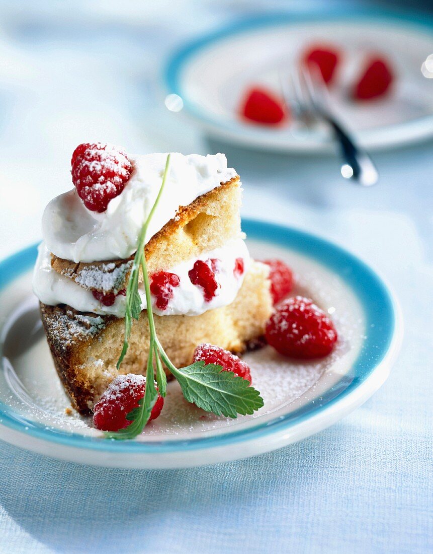 Kuchen mit Himbeeren und Sahne