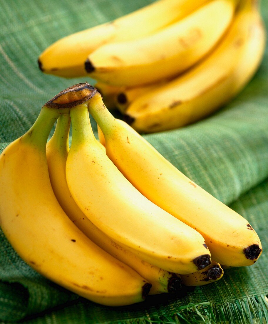 Bananen auf grünem Tuch