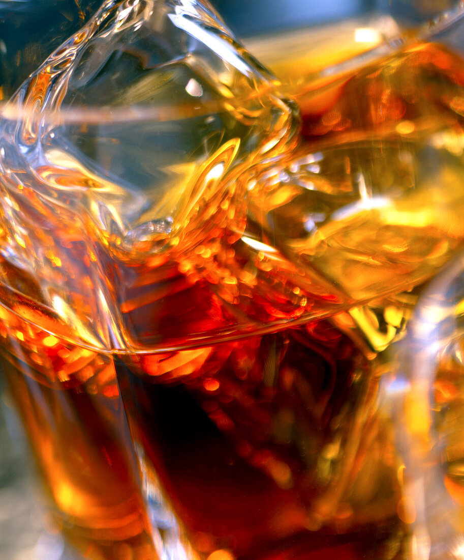 Gläser Whisky mit Eiswürfeln (Nahaufnahme)