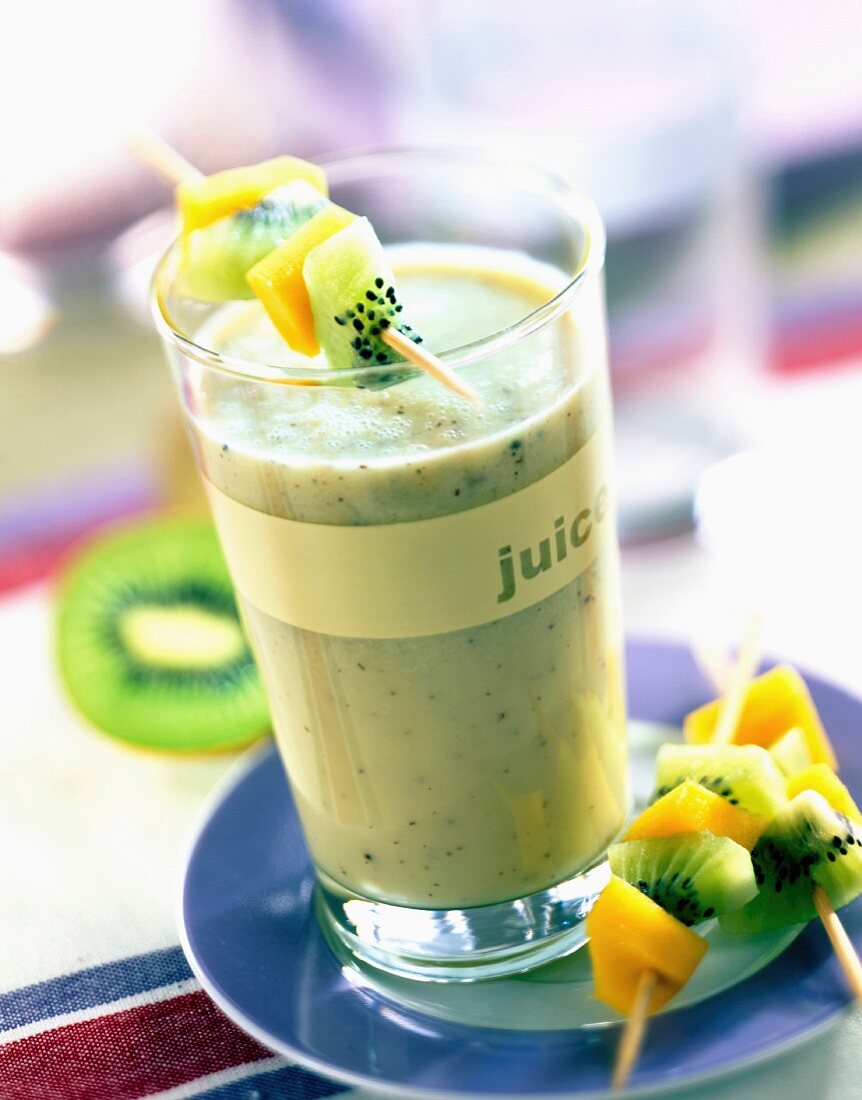 Milchshake mit Mango und Kiwi