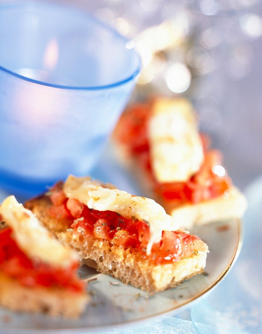 Tomatentatar mit Mozzarella auf Brotschnittchen