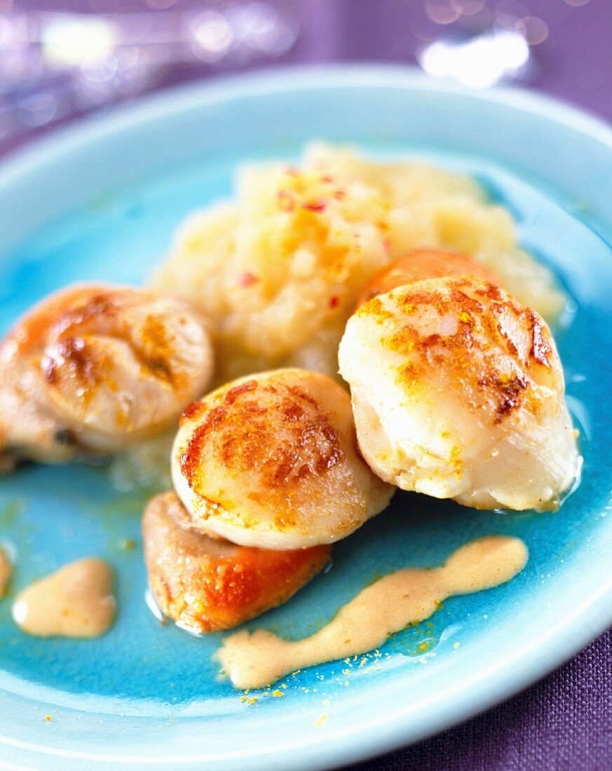 Pan-fried scallops with curry and apple sauce