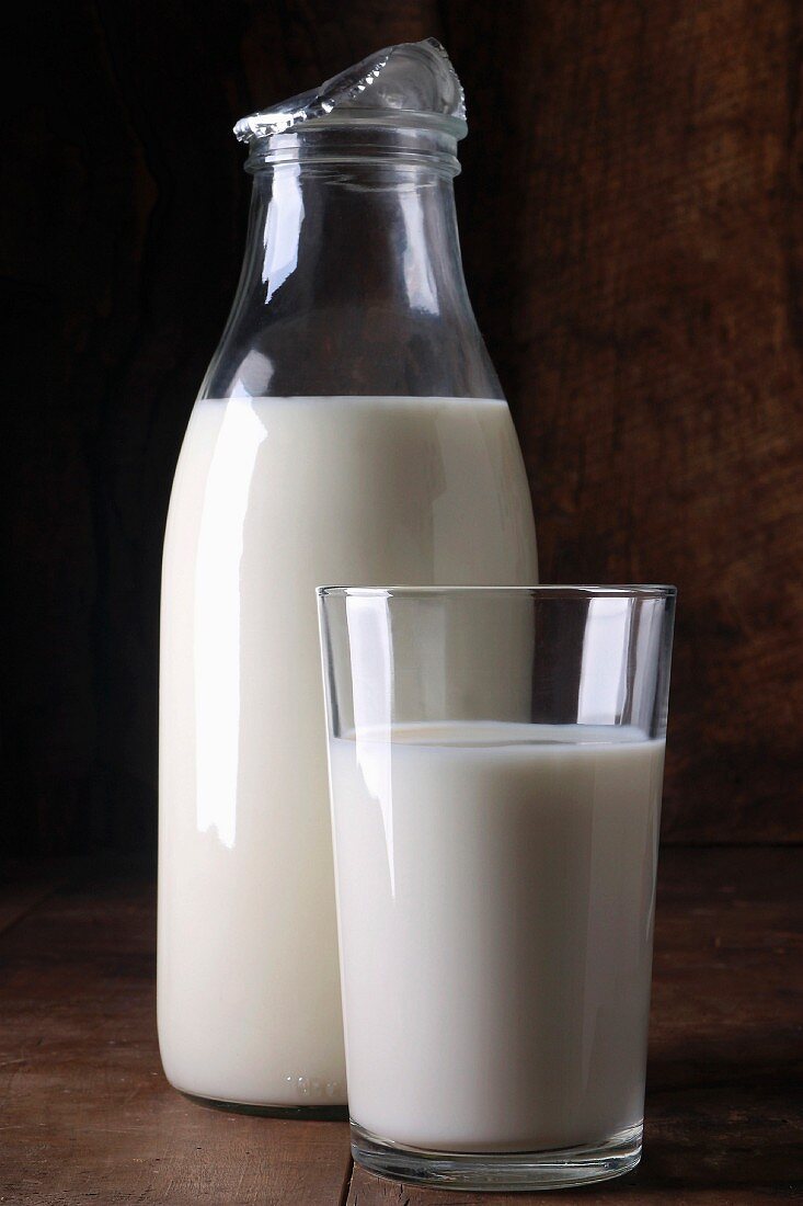 Milch in einer Glasflaschen und in einem Glas