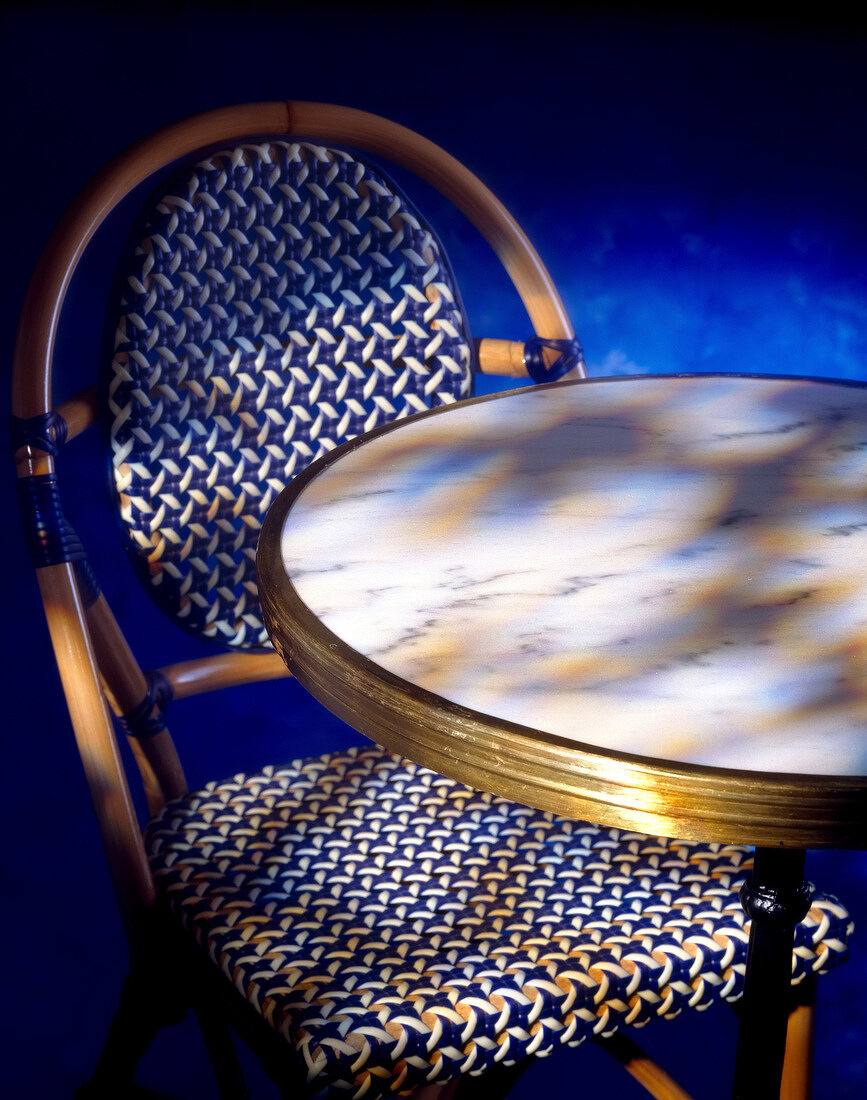 Französische Café-Möbel: runder Marmortisch mit Stuhl