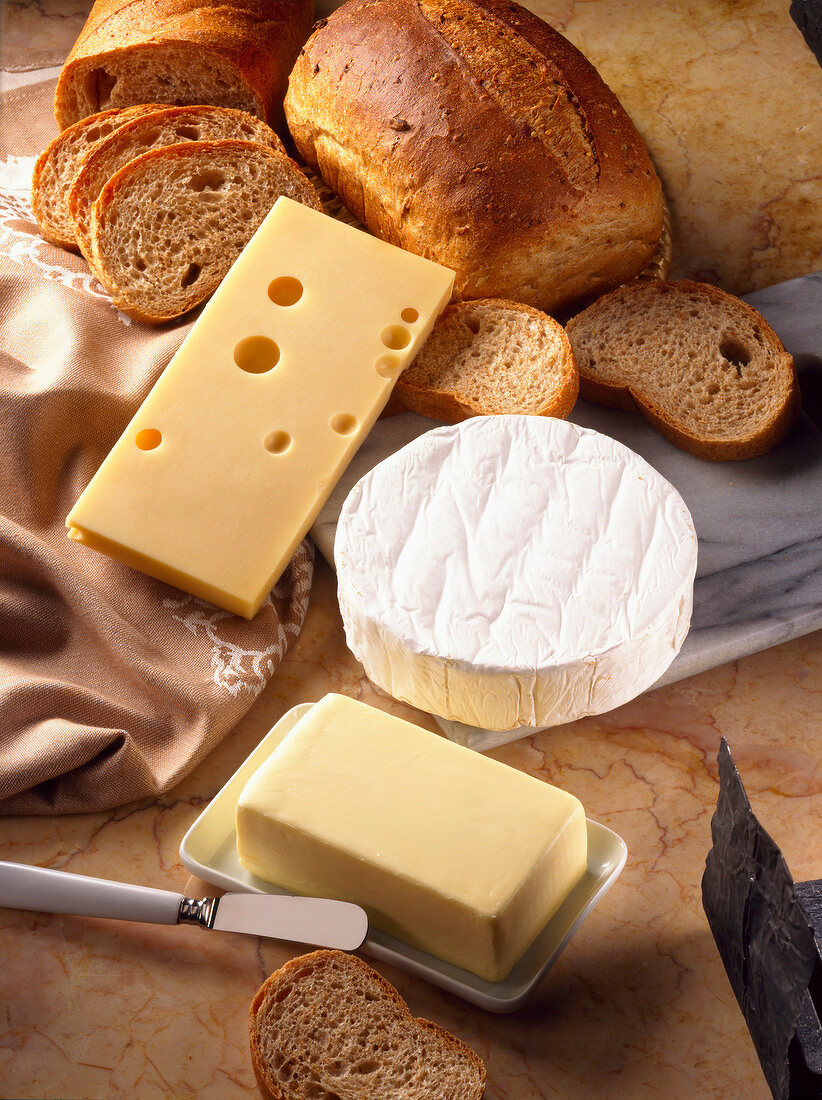 Brot mit Camembert, Gruyère und Butter