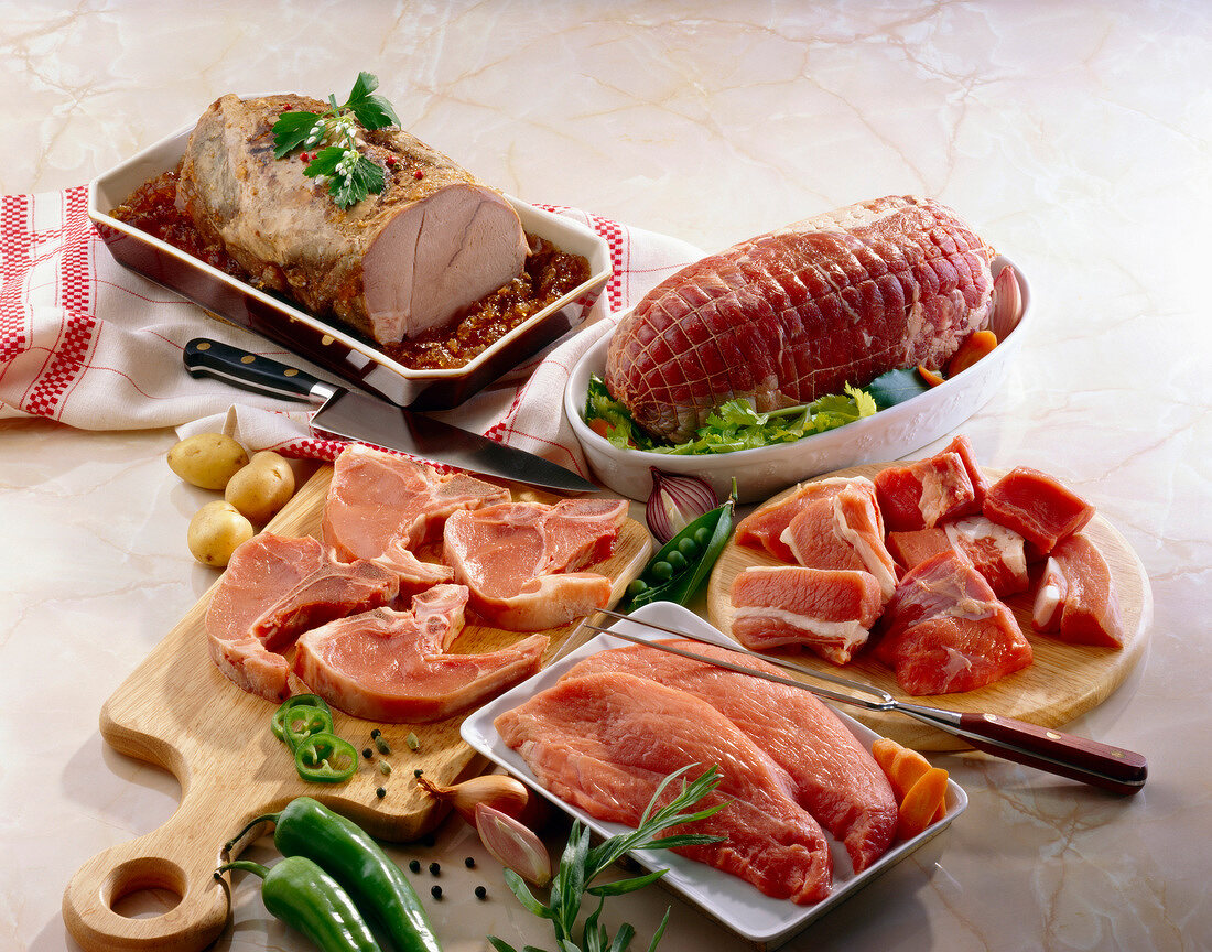 Verschiedene Fleischstücke vom Kalb und Kalbsbraten