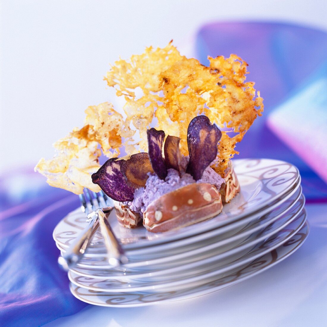 Blütenblätter von der Languste mit Püree von violetten Kartoffeln