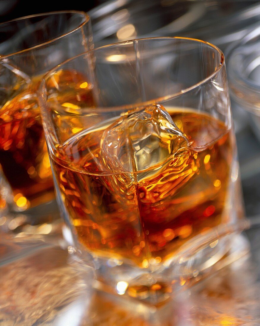 Zwei Gläser Cognac mit Eiswürfel