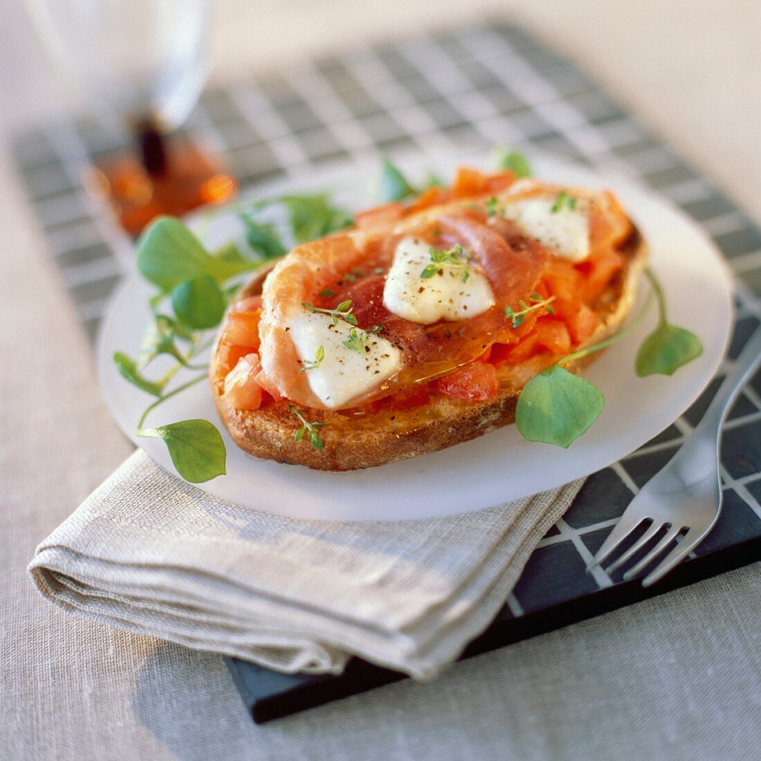 Tomato bruschetta with parma ham and mozzarella