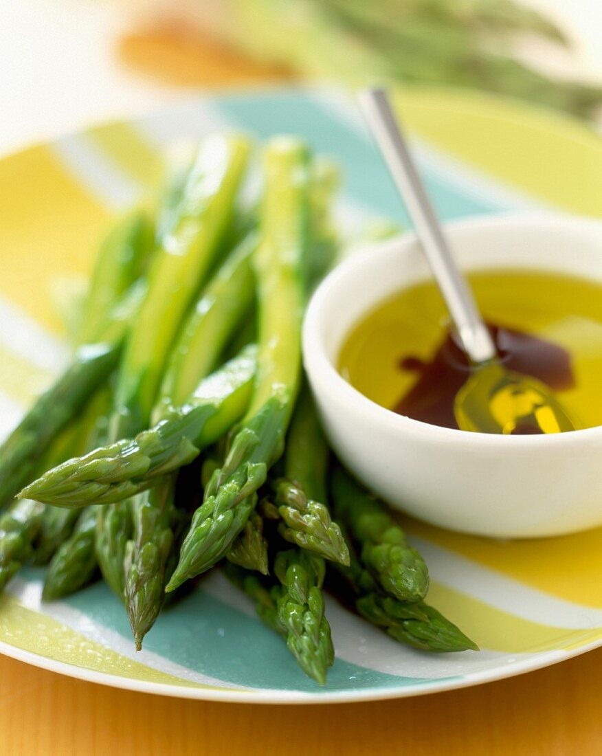 Grüner Spargel mit Vinaigrette