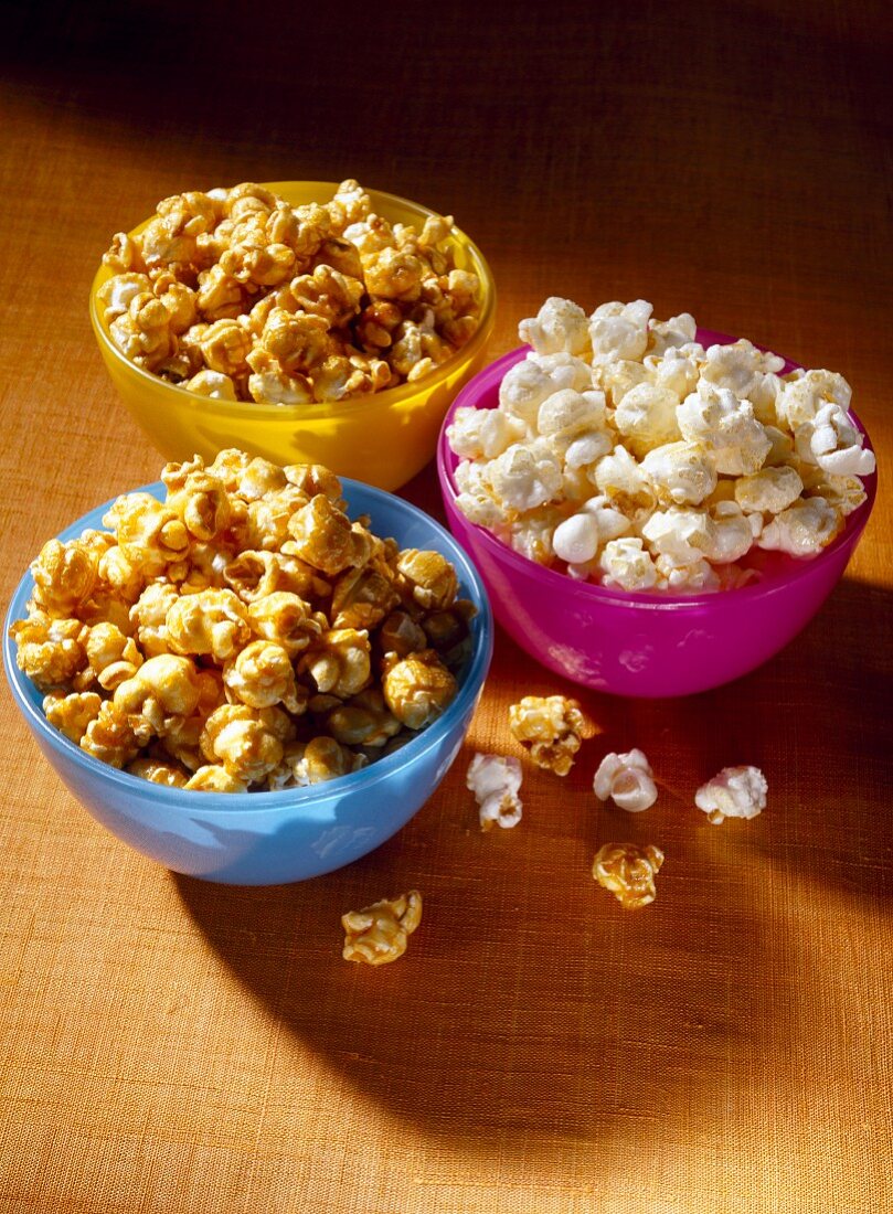 Salzige und süsse Popcorn in Schälchen