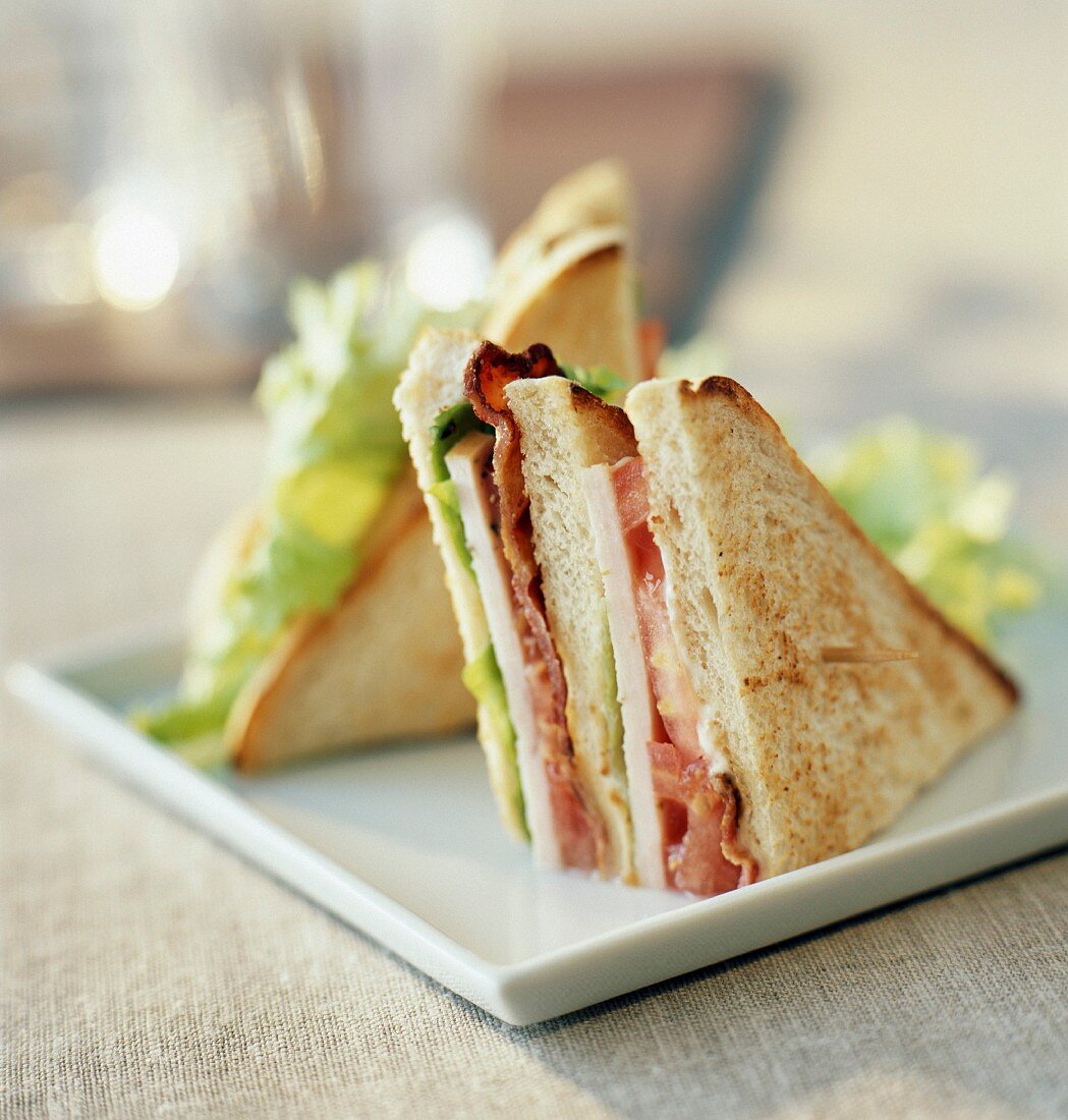 Club Sandwich mit Putenbrust, Bacon und Tomate