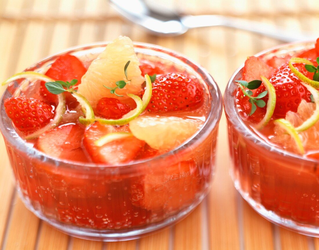 Erdbeer-Grapefruitsalat in Glasschälchen
