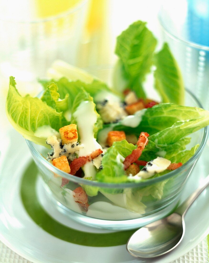 Salat mit Weizen, Croûtons und Speck