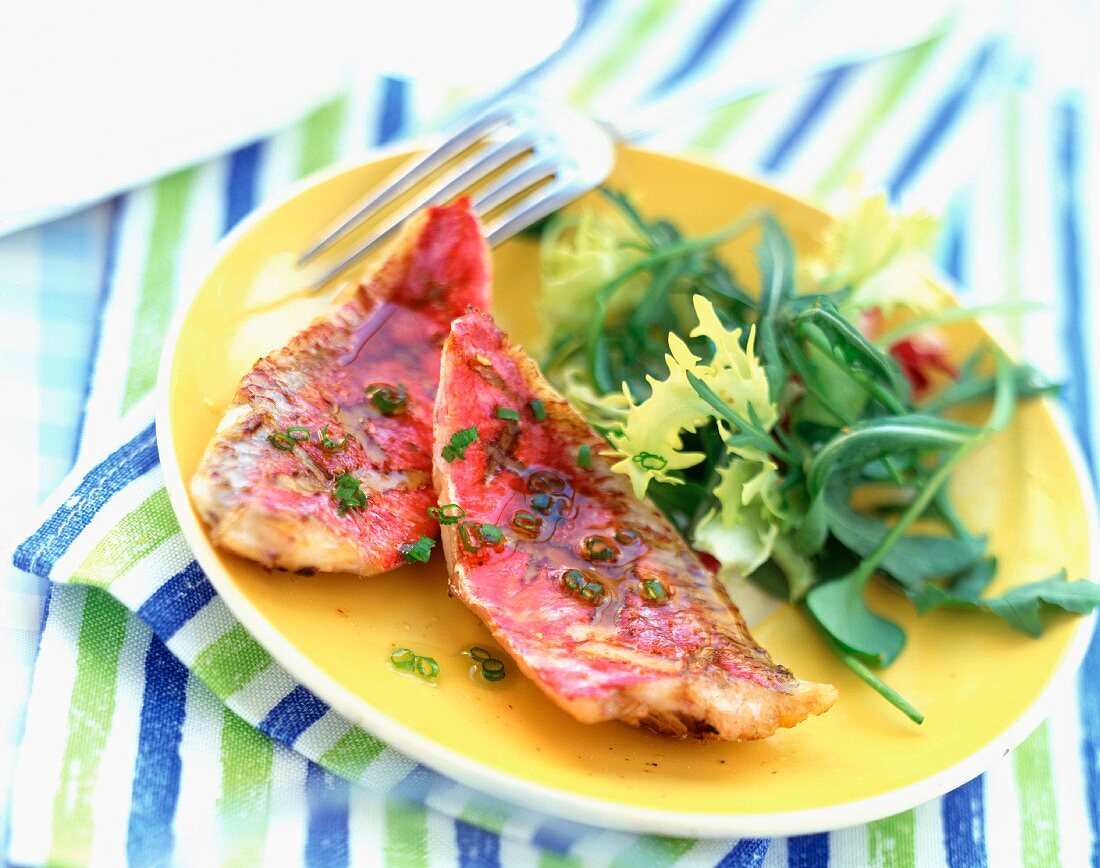 Gegrillte Rotbarben mit Salat