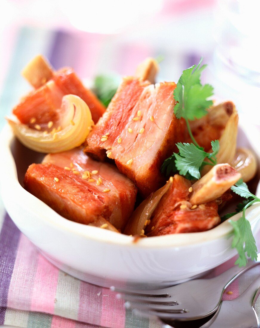 Schweinerippchen mit Zwiebeln, Sesam und Koriander