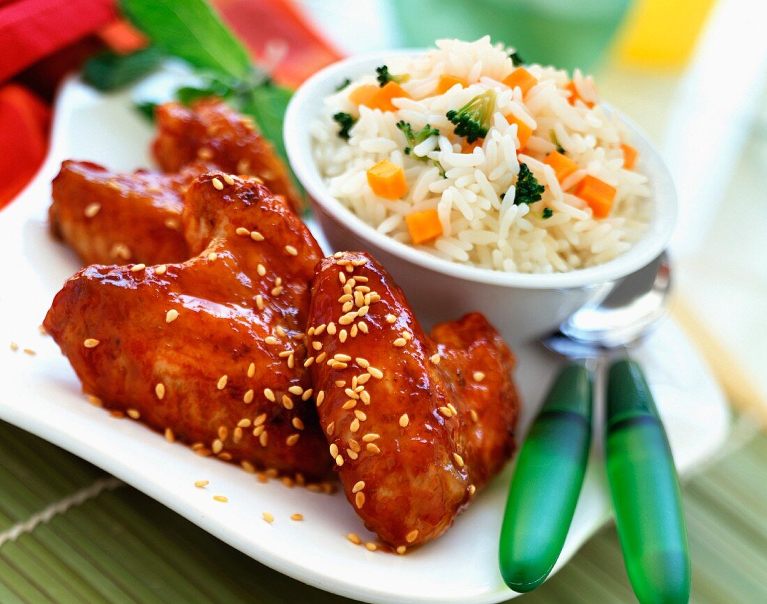 Glasierte Chicken Wings mit Sesam und Gemüsereis