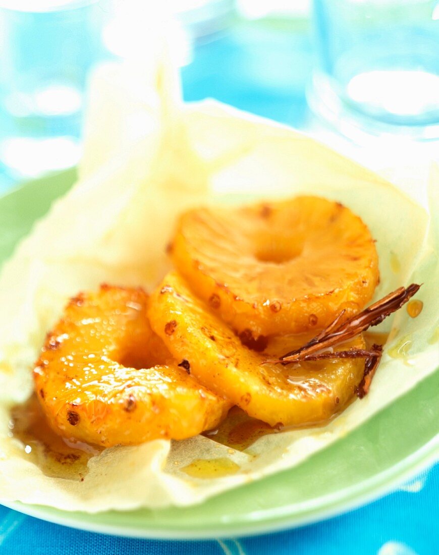 Wrapped spiced pineapple Papillotte