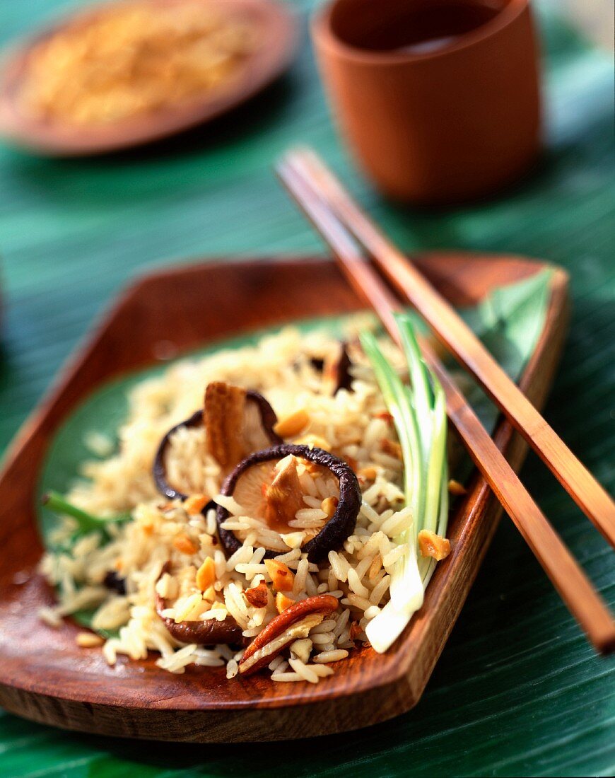 Gebratener Reis mit asiatischen Pilzen