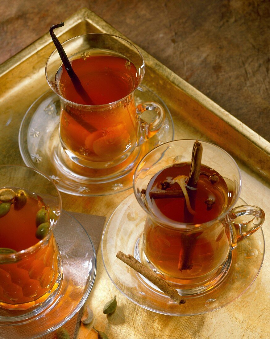 Drei Gläser Tee: mit Ingwer, Kardamom und Zimt