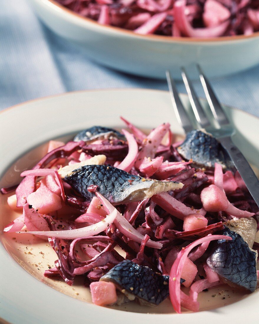 Rotkohlsalat mit Apfel und marinierten Heringen