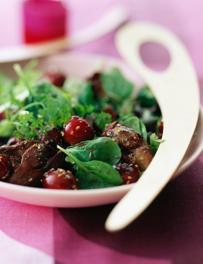 Feldsalat mit Geflügelleber, Sesam und Kirschtomaten