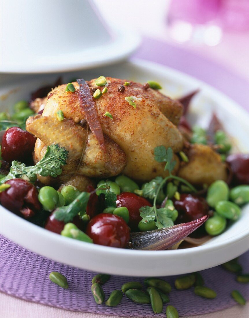 Tauben-Tajine mit eingelegten Kirschen und Pistazien