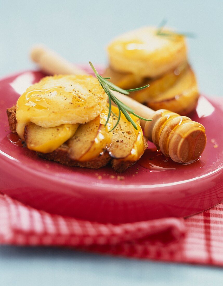 Apfel, Ziegenkäse und Honig auf Röstbrot