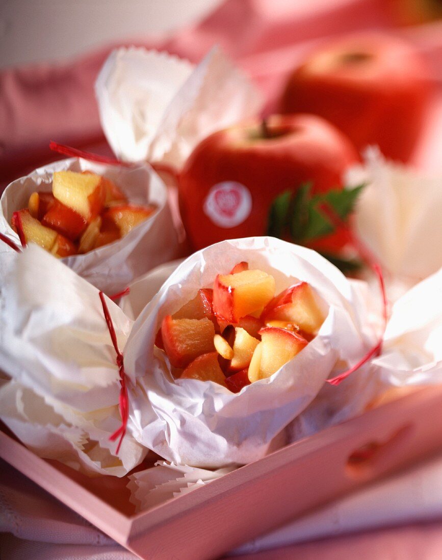 Karamellisierte Apfelstückchen mit Pinienkernen, im Pergamentpapier gegart
