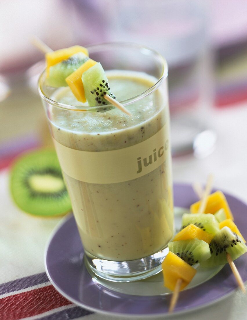 Milchshake mit Kiwi und Mango