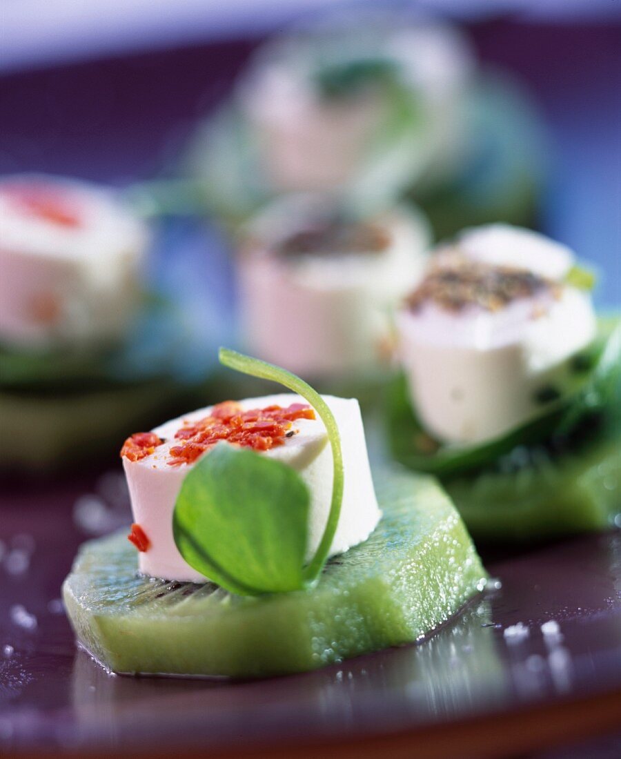Fresh goat's cheese and kiwi appetizers