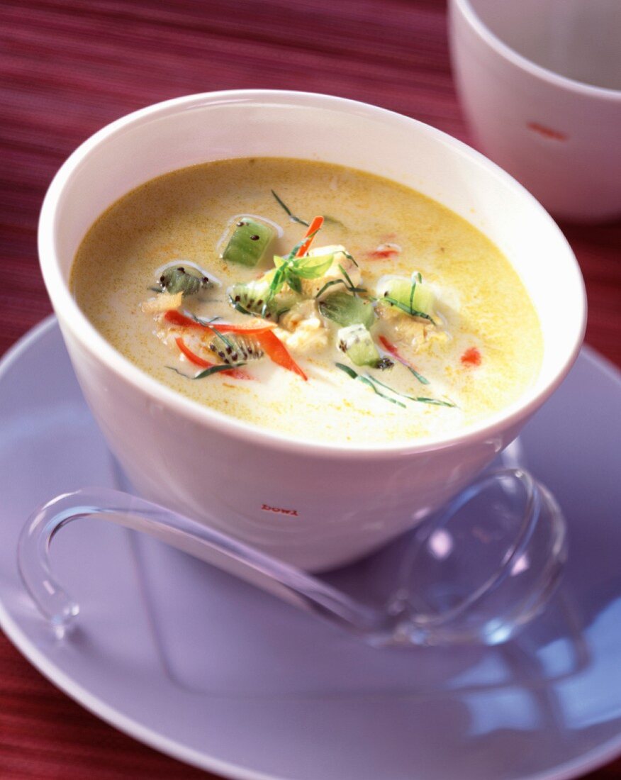 Scharfe Hähnchensuppe mit Kokosmilch und Kiwi