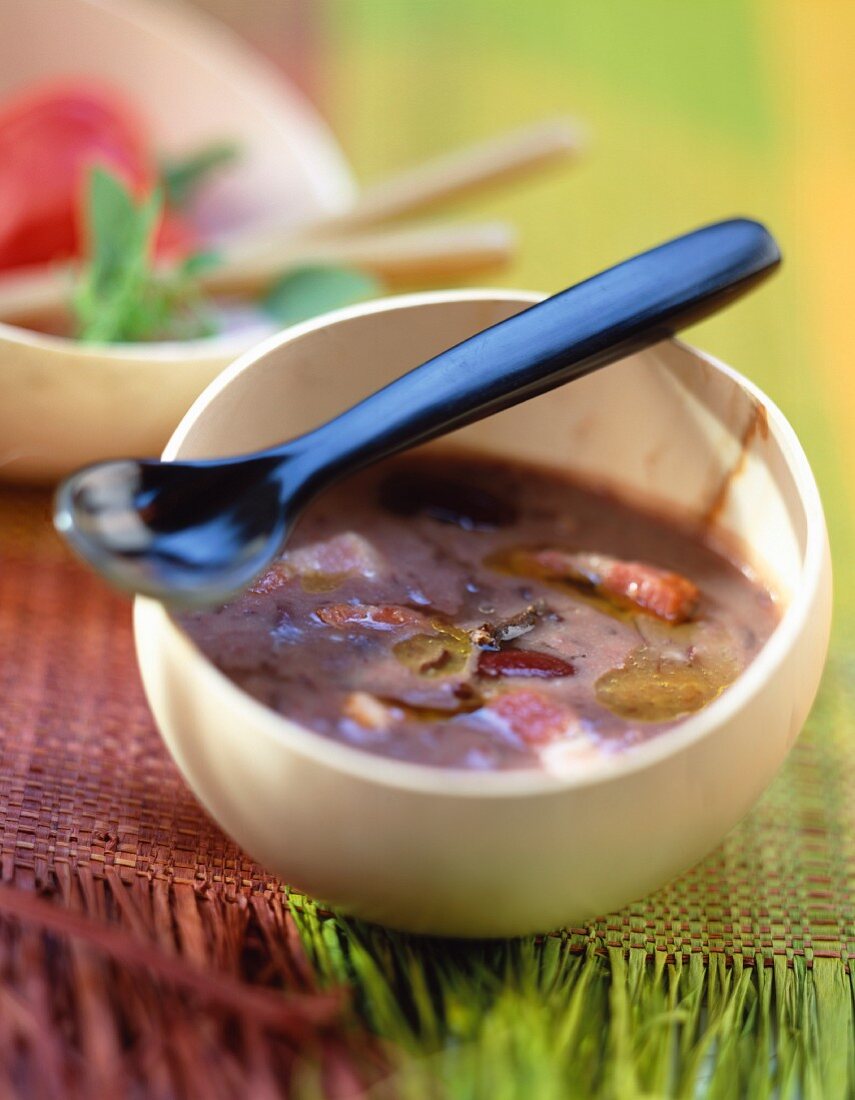 Rote Bohnensuppe mit Speckstreifen