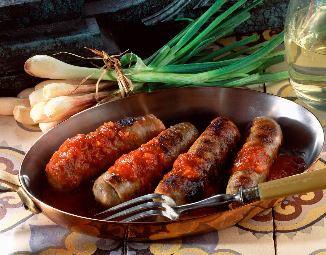 Andouillettes (Französische grobe Kochwurst) mit Cognac flambiert