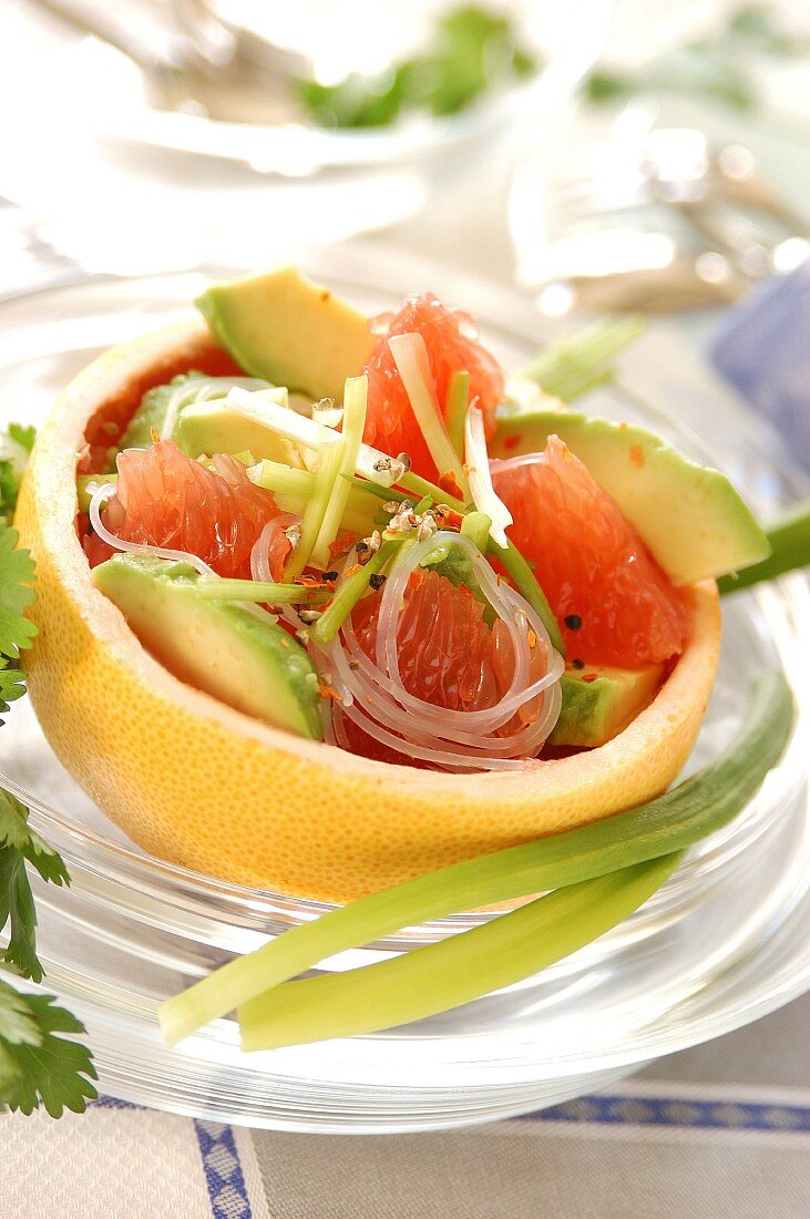 Salat mit Avocado, Grapefruit und chinesischen Glasnudeln