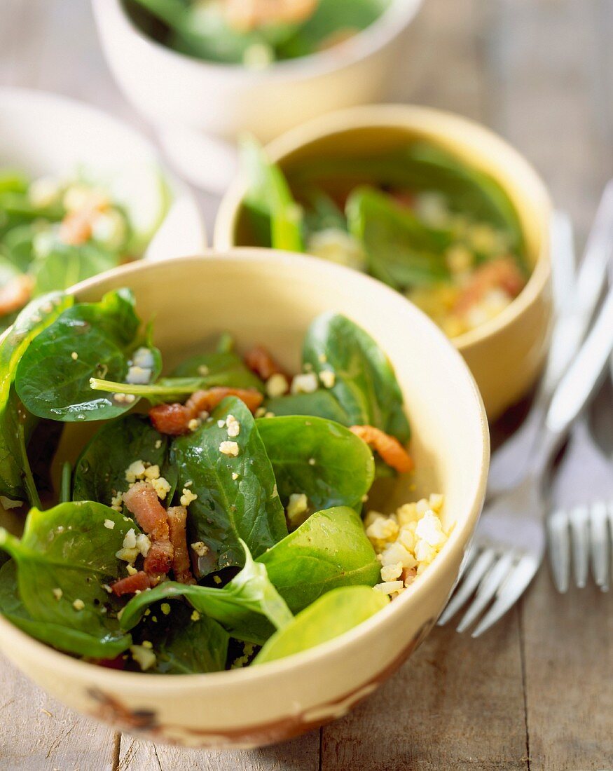 Raw spinach and bacon salad