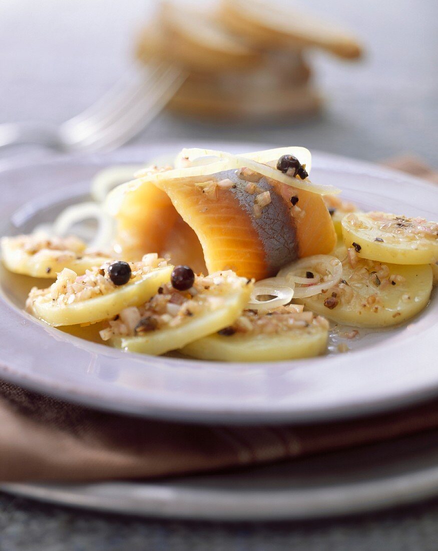 In Öl eingelegte Heringe mit Kartoffeln