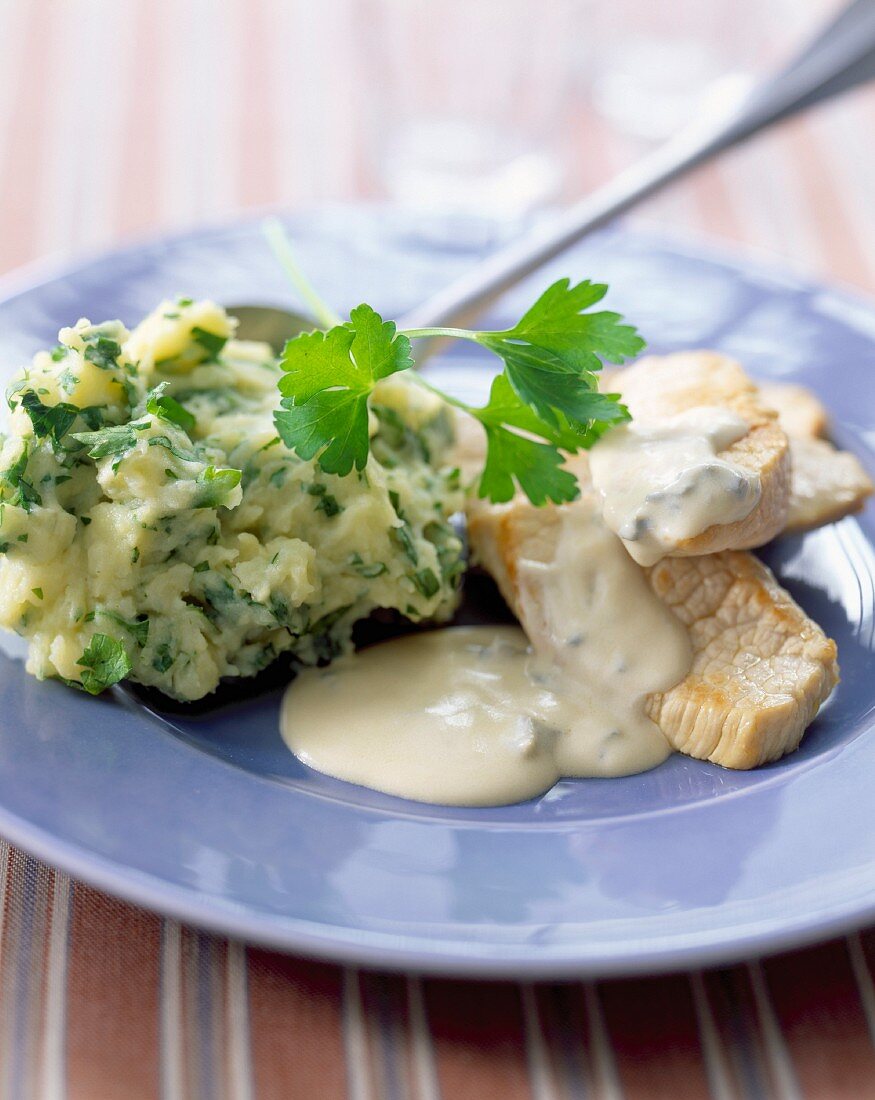 Kalbsfilet mit Fourme d'Ambert (Edelschimmelkäse, Auvergne) und Petersilien-Kartoffelstampf