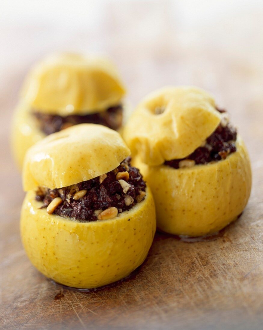 Apples stuffed with crushed blood sausage